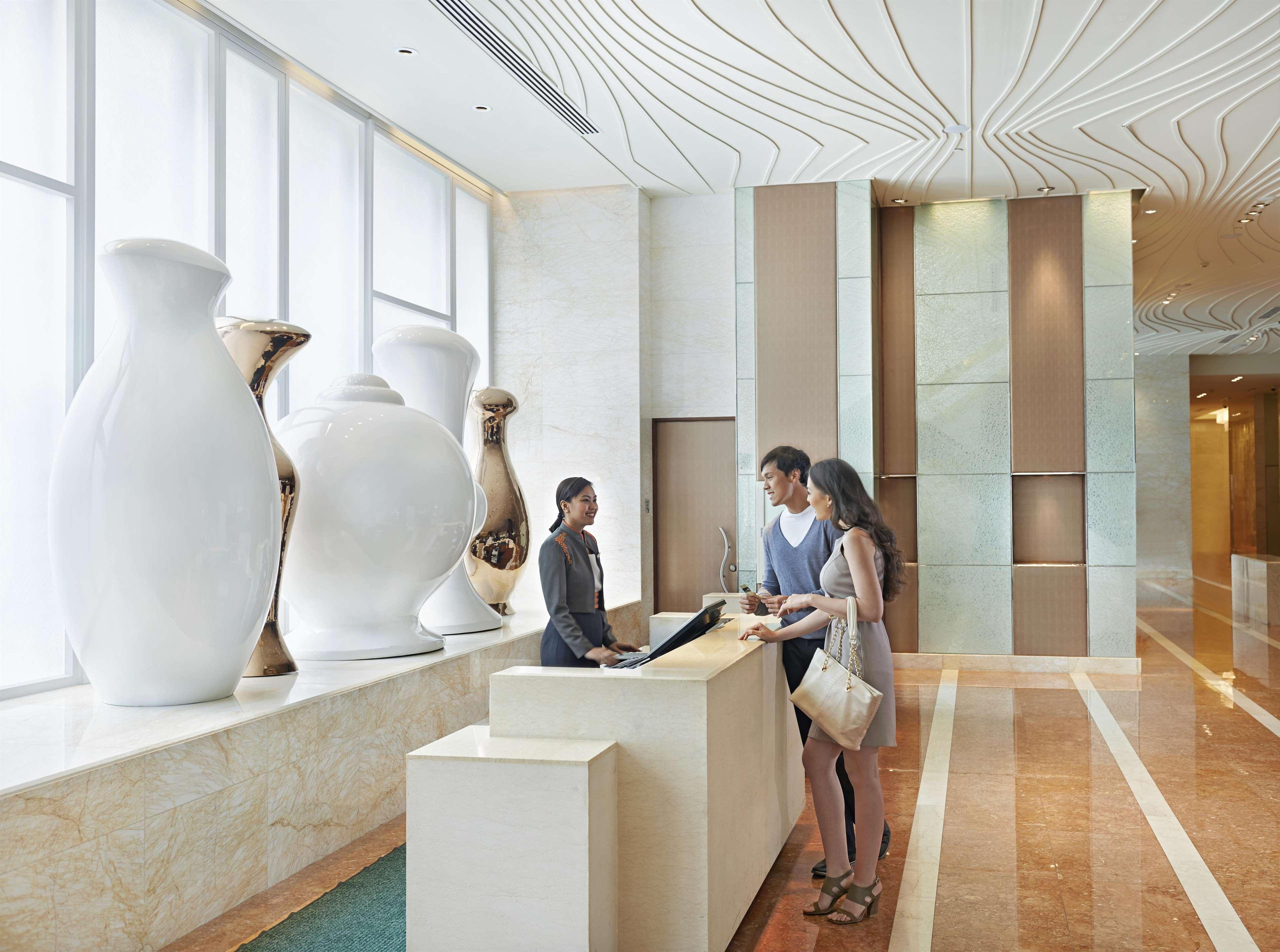 Fairmont Makati Hotell Makati City Eksteriør bilde Concierge at the Mandarin Oriental, Hong Kong