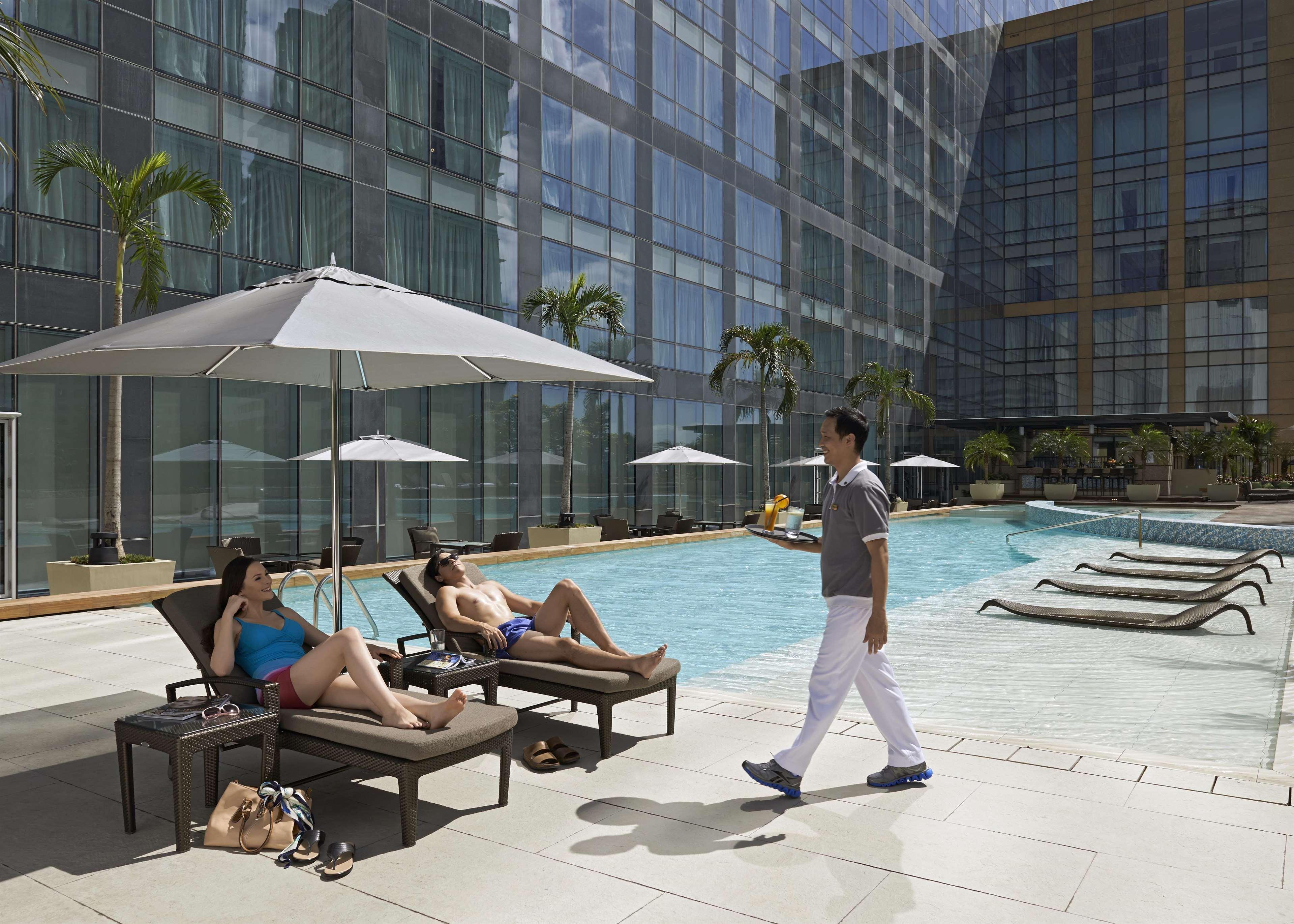 Fairmont Makati Hotell Makati City Eksteriør bilde The pool at the hotel