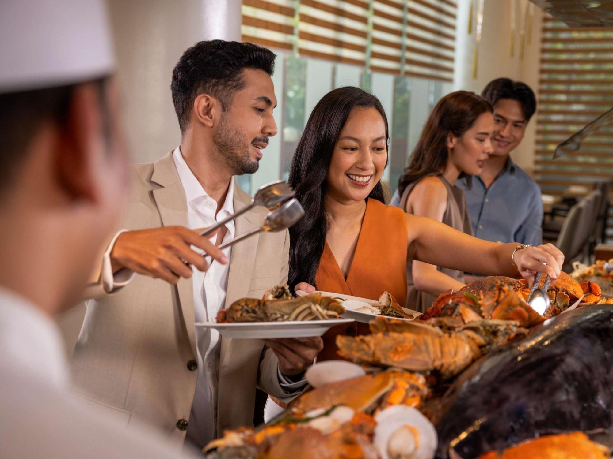 Fairmont Makati Hotell Makati City Eksteriør bilde A buffet at a hotel