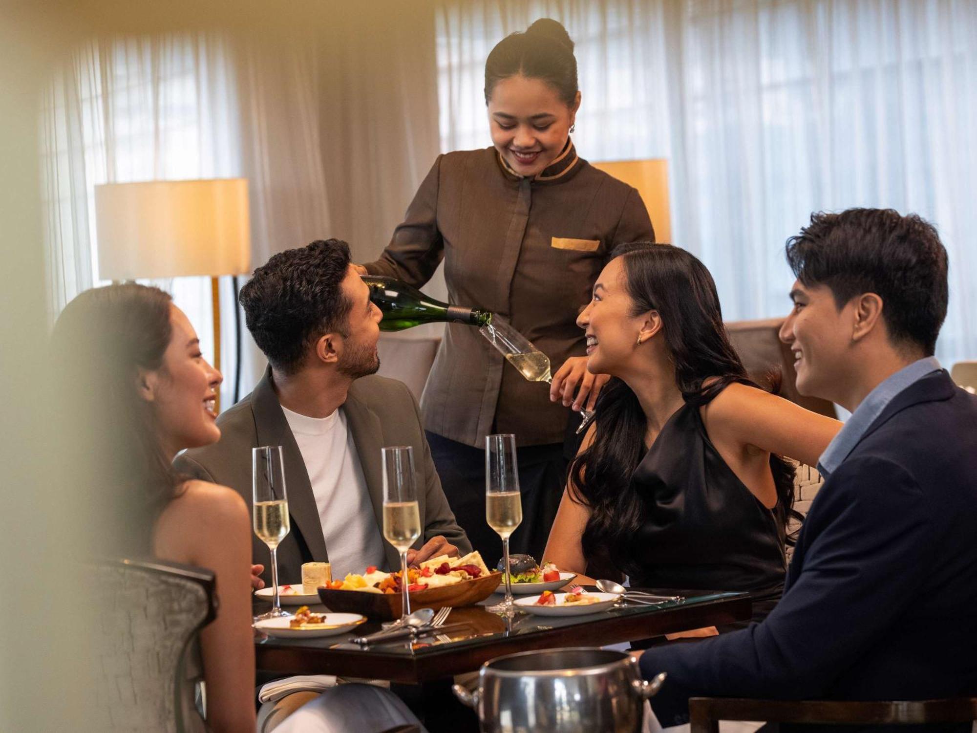 Fairmont Makati Hotell Makati City Eksteriør bilde A butler serving drinks at a party