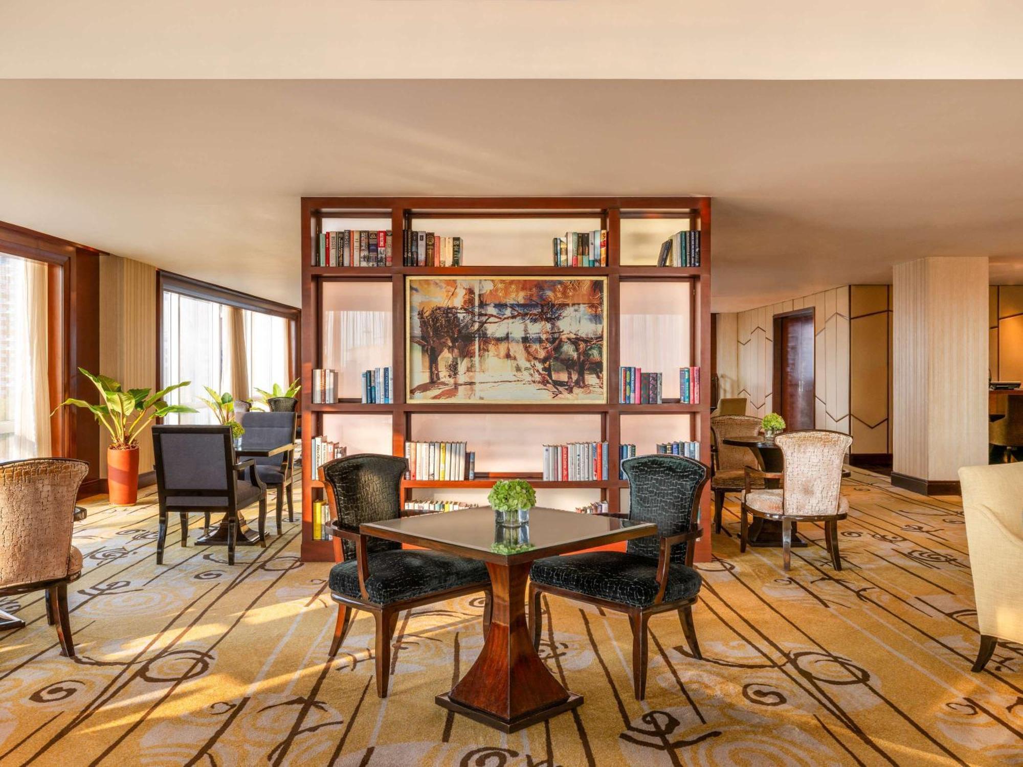 Fairmont Makati Hotell Makati City Eksteriør bilde The Library at The Westin Dubai