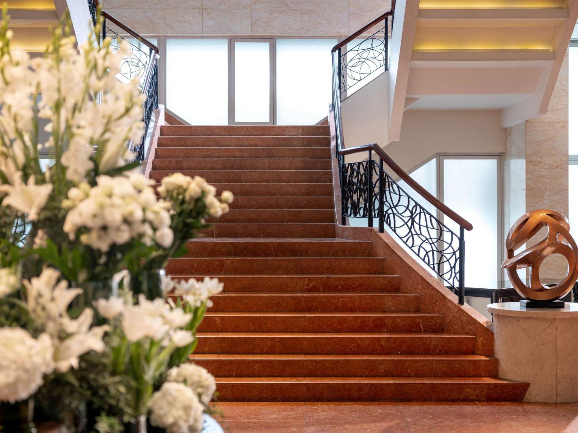 Fairmont Makati Hotell Makati City Eksteriør bilde The staircase at the lobby