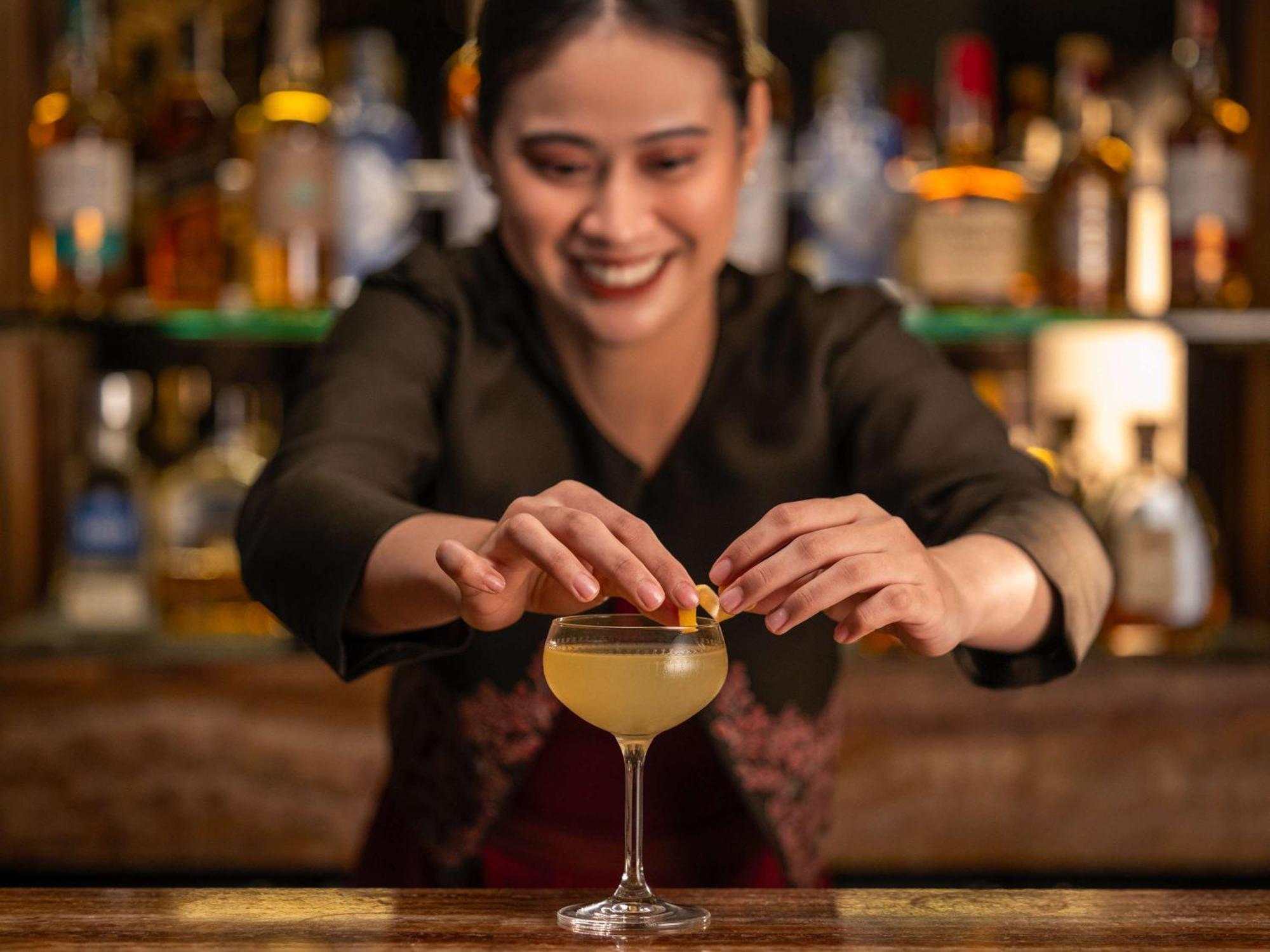 Fairmont Makati Hotell Makati City Eksteriør bilde A bartender at work