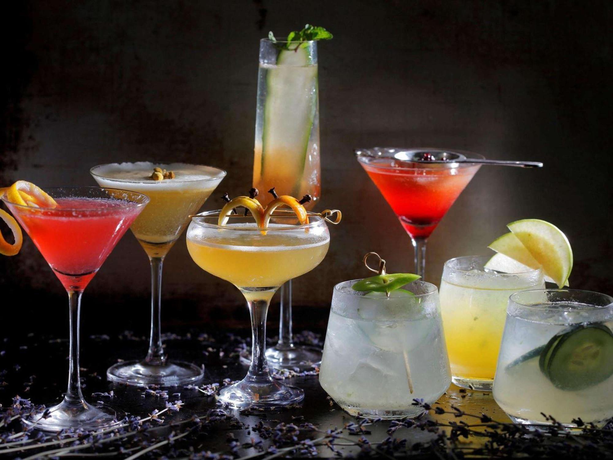 Fairmont Makati Hotell Makati City Eksteriør bilde A selection of cocktails