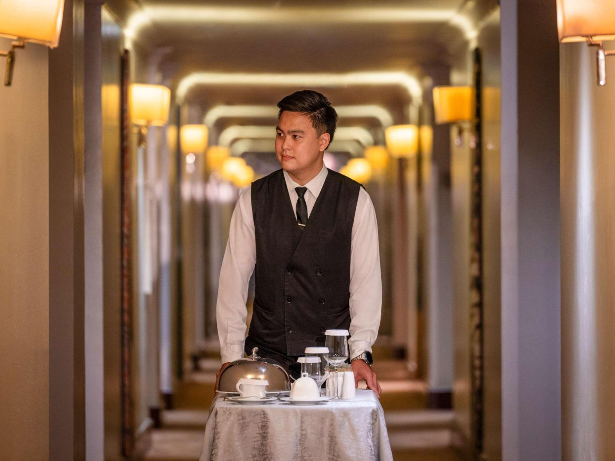 Fairmont Makati Hotell Makati City Eksteriør bilde A room service attendant at work