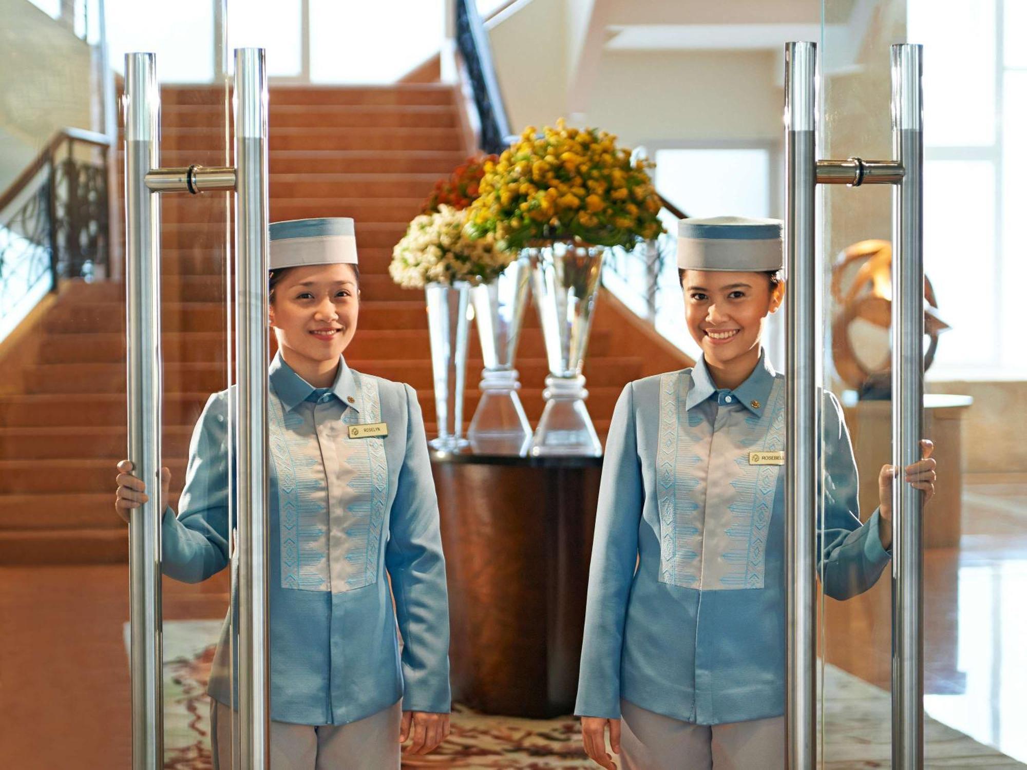 Fairmont Makati Hotell Makati City Eksteriør bilde Doormen at the Shangri-La Hotel, Kuala Lumpur