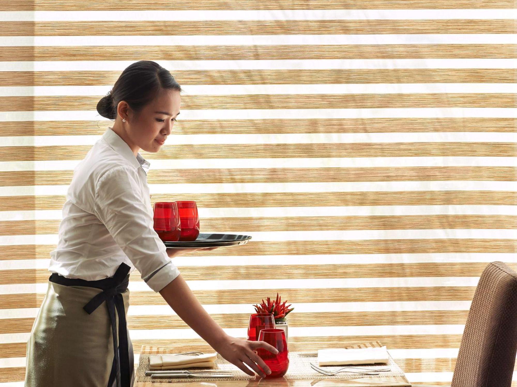 Fairmont Makati Hotell Makati City Eksteriør bilde A restaurant server