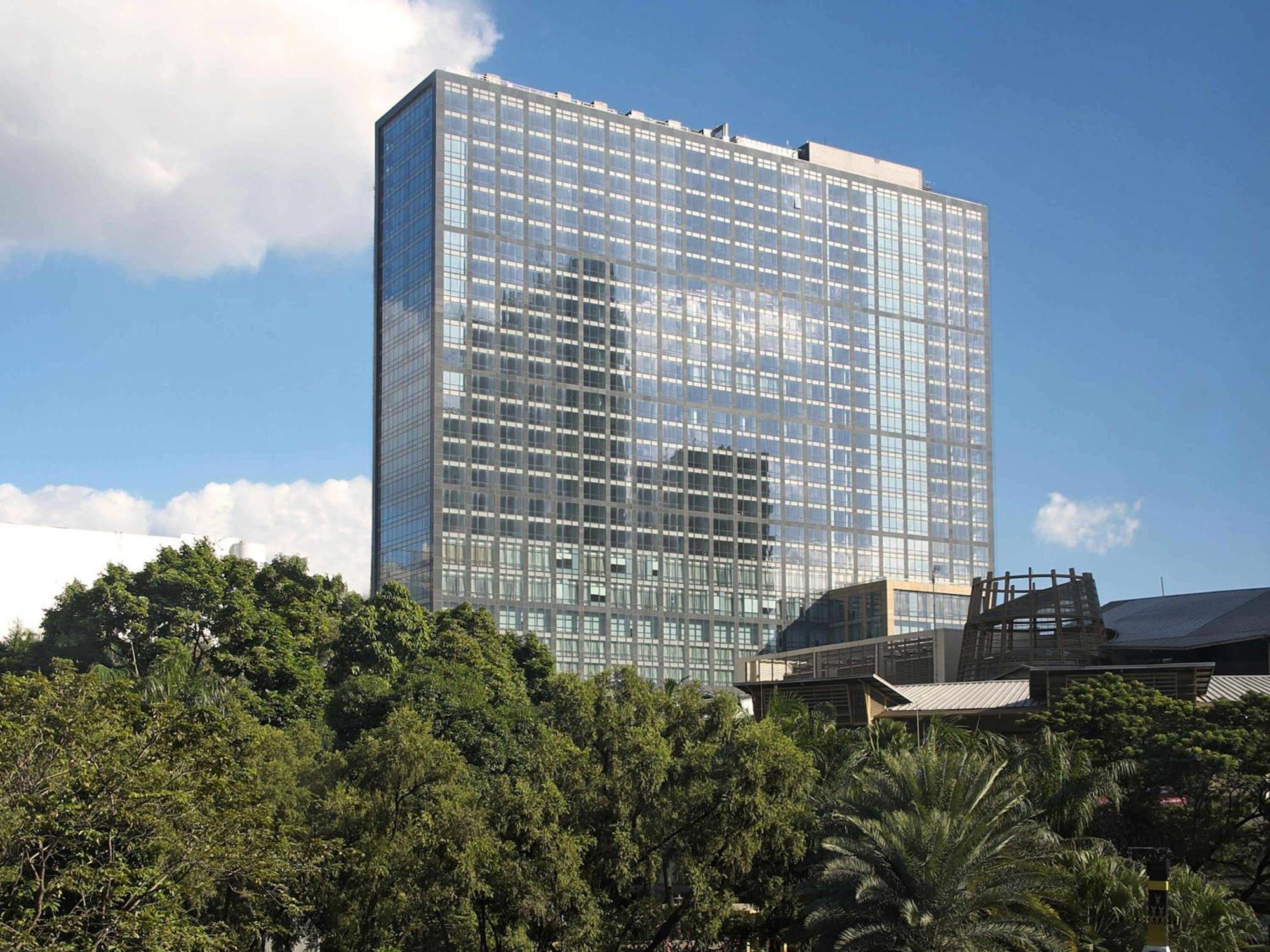 Fairmont Makati Hotell Makati City Eksteriør bilde The 101-story, 1,000-room, 1.2 million square feet (111,000 m2) Hyatt Regency Houston is the largest hotel in Texas.