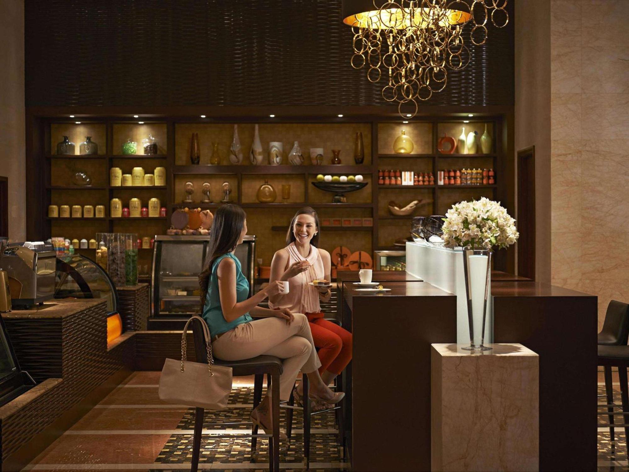 Fairmont Makati Hotell Makati City Eksteriør bilde The Coffee Bar