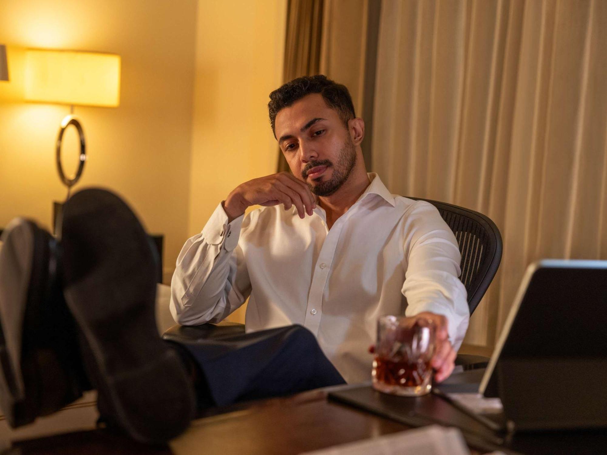 Fairmont Makati Hotell Makati City Eksteriør bilde A businessman drinking alcohol