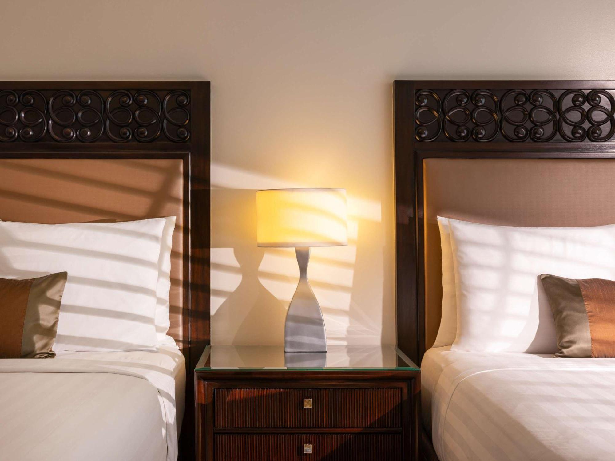 Fairmont Makati Hotell Makati City Eksteriør bilde A lamp on a nightstand