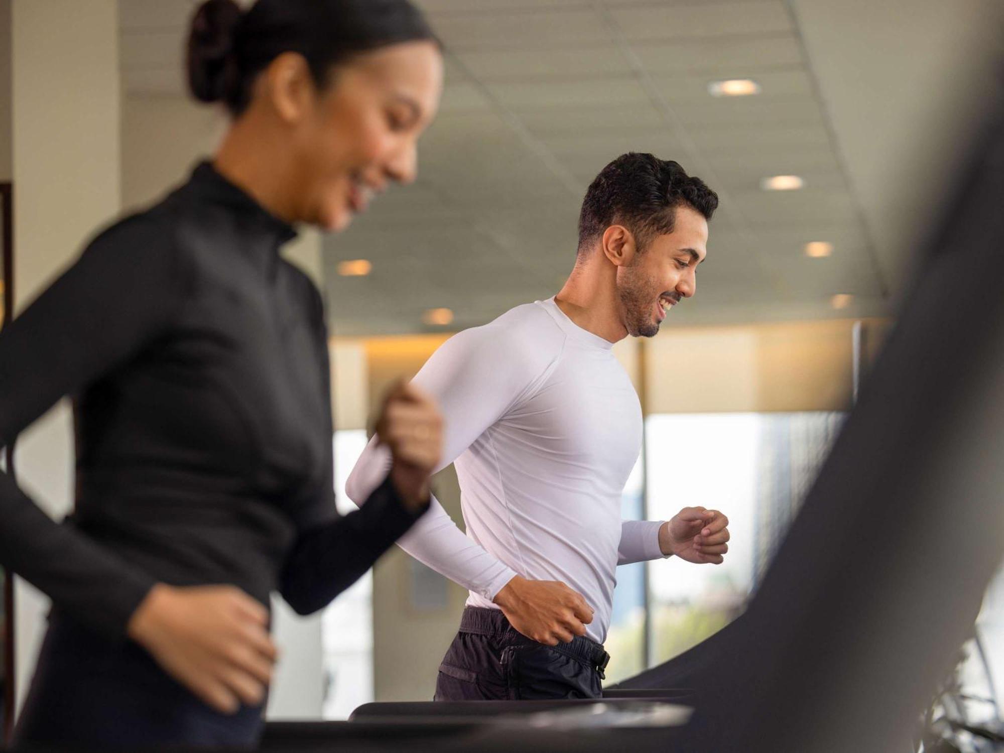 Fairmont Makati Hotell Makati City Eksteriør bilde People exercising on a treadmill