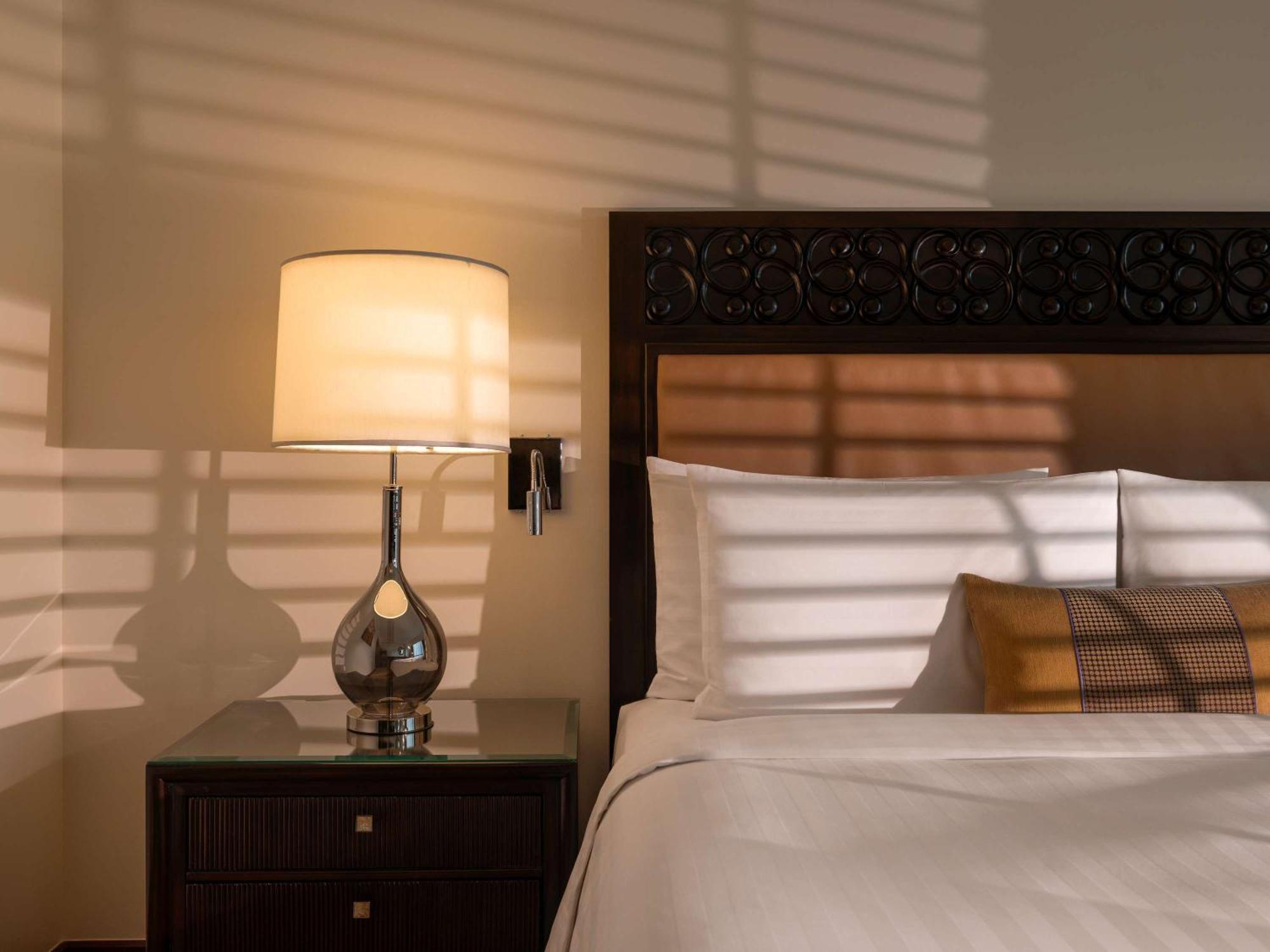 Fairmont Makati Hotell Makati City Eksteriør bilde A lamp on a bedside table