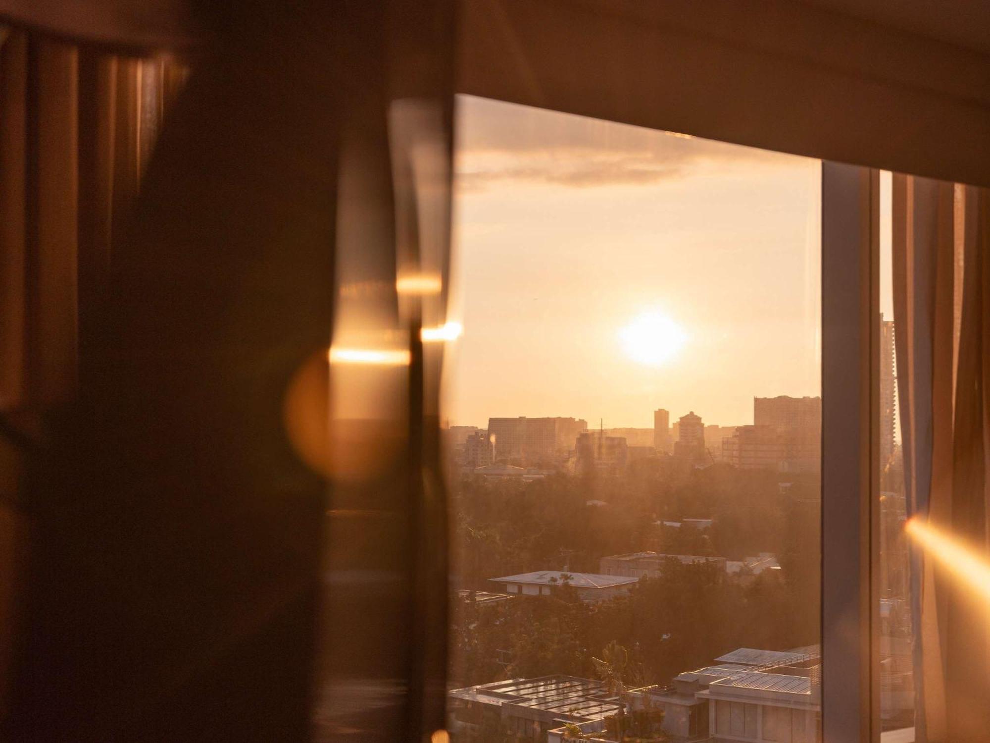 Fairmont Makati Hotell Makati City Eksteriør bilde Sunset view from the 10th floor
