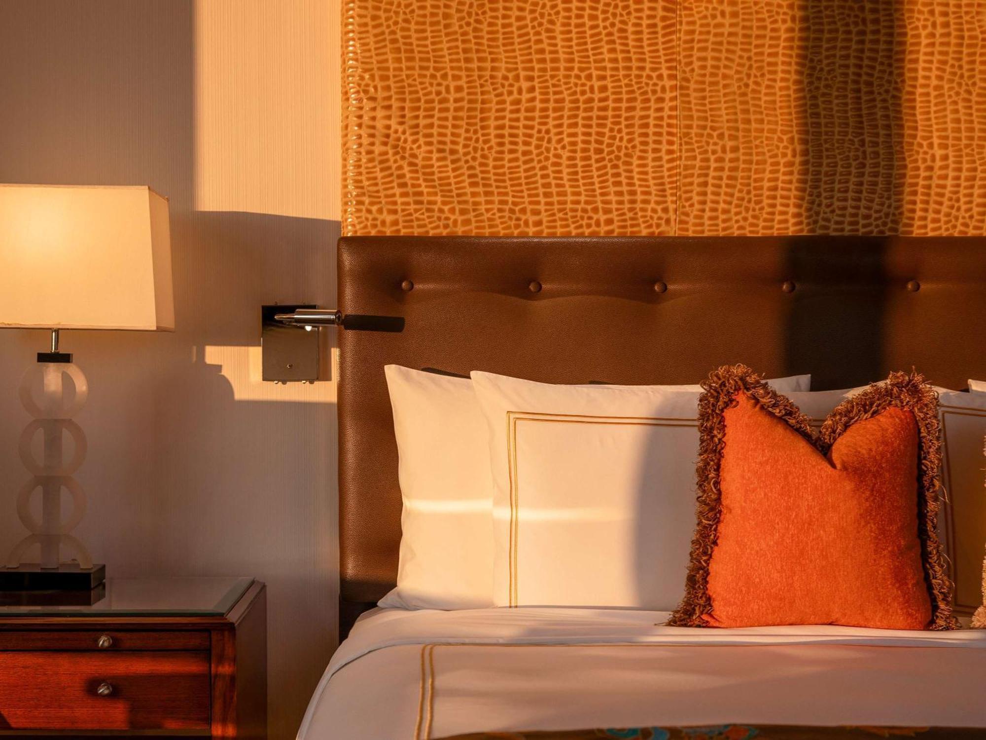 Fairmont Makati Hotell Makati City Eksteriør bilde A bed with a headboard