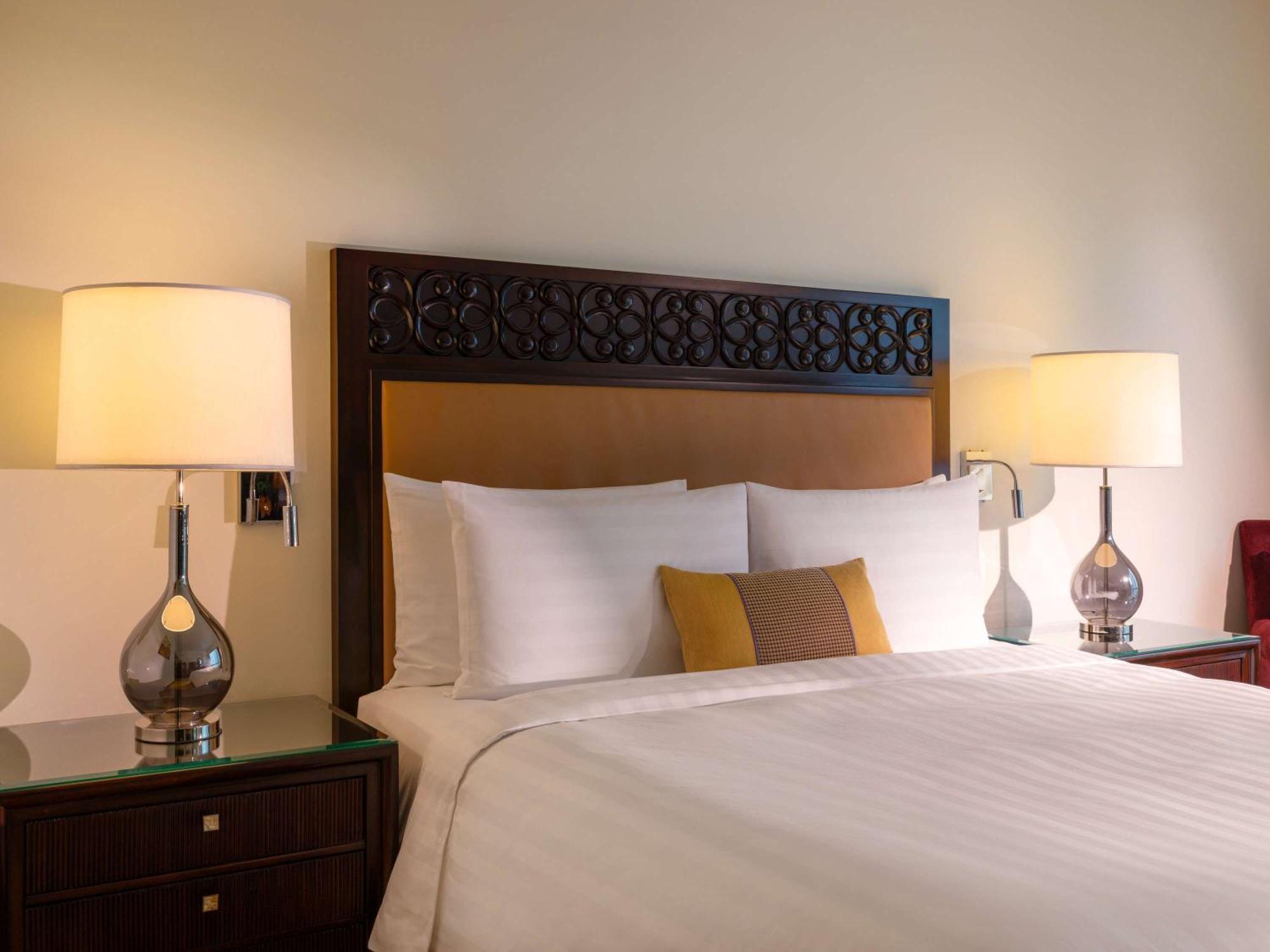 Fairmont Makati Hotell Makati City Eksteriør bilde A bed with a headboard