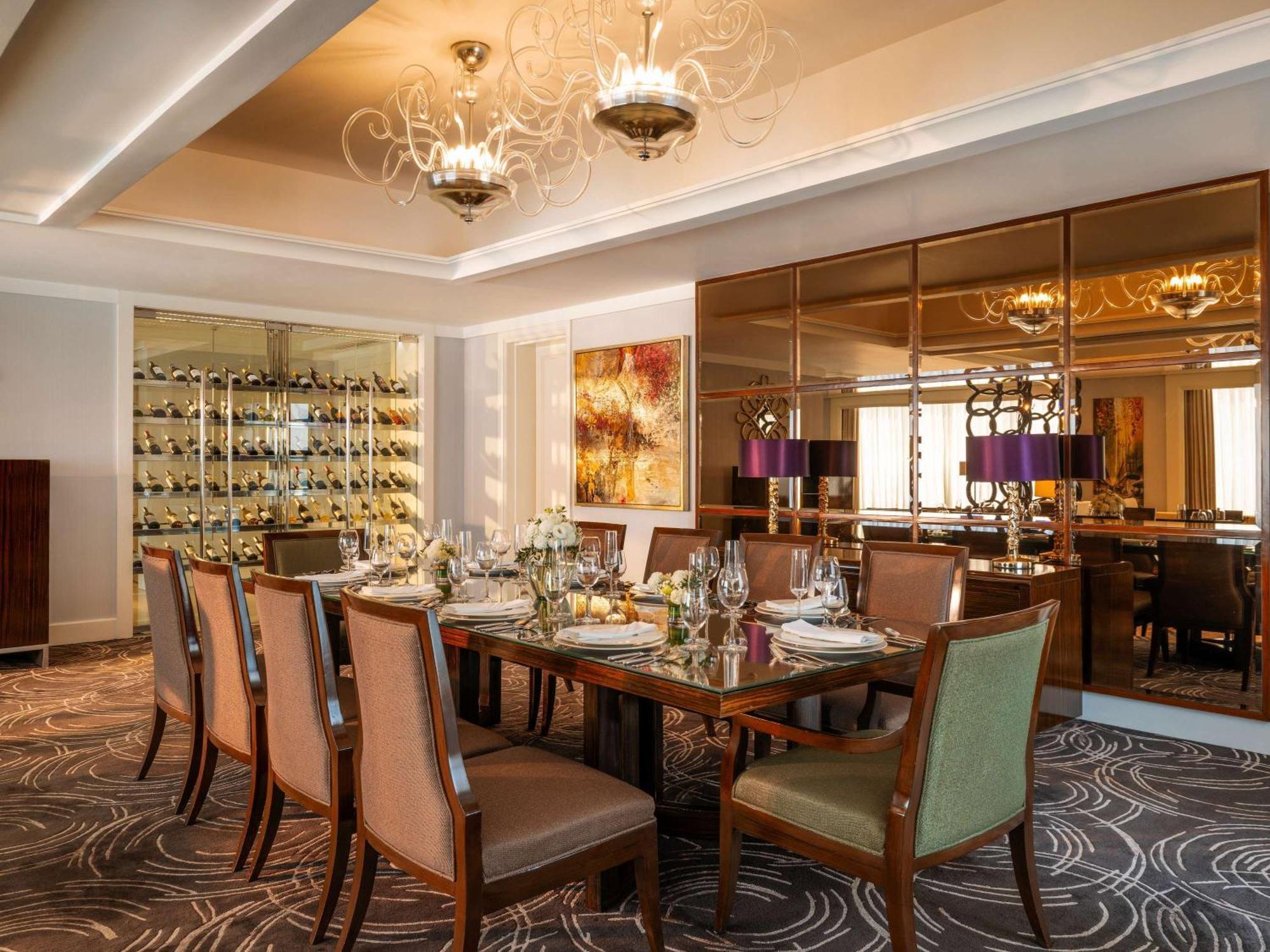 Fairmont Makati Hotell Makati City Eksteriør bilde The Wine Room