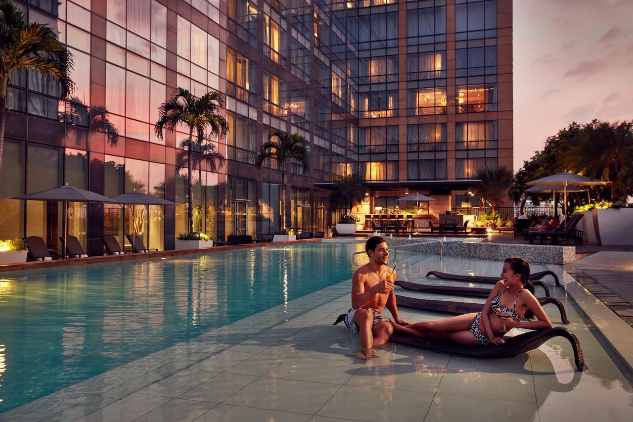 Fairmont Makati Hotell Makati City Eksteriør bilde The pool at the hotel